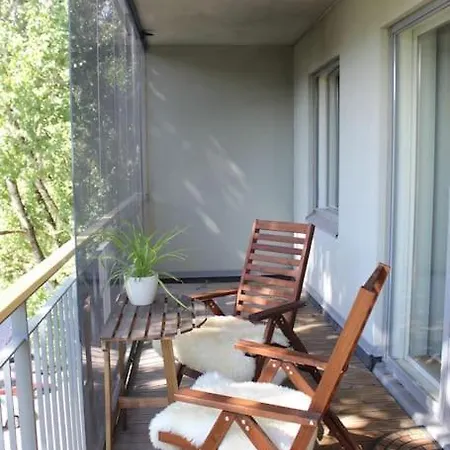 Spacious 3-bedroom With Balcony And Free Parking Lägenhet
