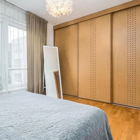 Spacious 3-bedroom With Balcony And Free Parking Apartment *