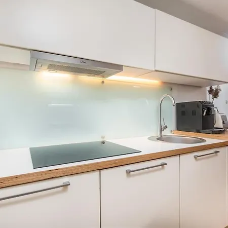 Spacious 3-bedroom With Balcony And Free Parking Lägenhet