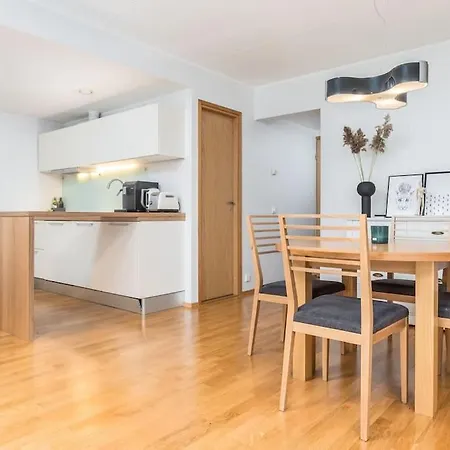 Apartment Spacious 3-bedroom With Balcony And Free Parking