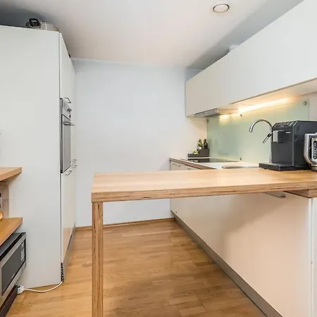 Spacious 3-bedroom With Balcony And Free Parking Lägenhet *